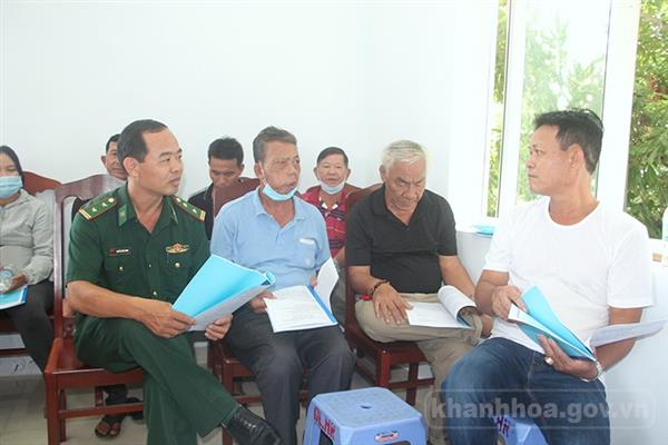 Tuyên truyền, vận động về chống khai thác hải sản bất hợp pháp cho ngư dân. Ảnh minh họa. Tuyên truyền, vận động về chống khai thác hải sản bất hợp pháp cho ngư dân. Ảnh minh họa.